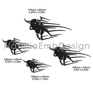 Puede incluir: Cuatro tamaños diferentes de diseños de bordado de silueta de toro negro. El toro corre con un efecto de desenfoque de movimiento estilizado. Los diseños están disponibles en los tamaños 170 mm x 85 mm, 150 mm x 75 mm, 120 mm x 60 mm y 100 mm x 50 mm.