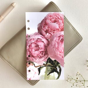 Tablero de Peonías Rosa Brillante - Primer Plano - Compatible con agendas A5, B6, Personal Wide, Personal, A6, de Bolsillo y Mini Ring. Funda protectora.