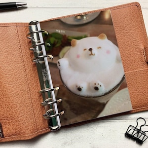 Funda protectora para agendas con diseño de perro y café latte. Compatible con agendas de anillas A5, B6, Personal Wide, Personal, A6, Pocket y Mini.