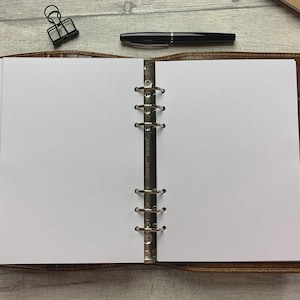 Dot Grid Papier - geschnitten und gestanzt für Ihre eigenen Layouts - hochweißes, glattes 28lb, 100gsm Papier. Bild 2