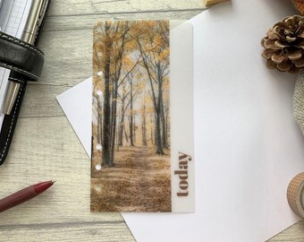 Autumn Path - Segnalibro per pagina con testo personalizzato in pergamena - Scegli A5, B6, Personal Wide, Personal, A6, Pocket, Mini - Segnalibro per planner