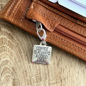 Tirador de cremallera "El café siempre es una buena idea" - Charm para agenda - Accesorios y decoración para agendas con anillas - Filofax, Kikki K, LV