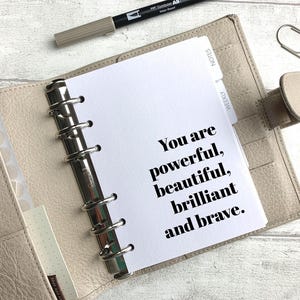 Bellissimo, brillante e coraggioso pannello con citazioni - Adatto a planner A5, B6, Personal Wide, Personal, A6, Pocket e Mini Ring. Custodia protettiva.