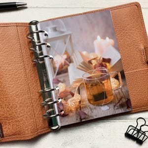 Herfstthee, kaarsen, boek en lantaarn: past op A5, B6, Personal Wide, Personal, A6, pocket, miniringplanners. Beschermhoes.