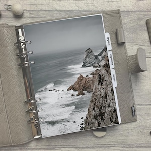 Winter Grey Coast Dashboard - Adatto per agende A5, B6, Personal Wide, Personal, A6, tascabili e mini ad anelli. Copertina protettiva.