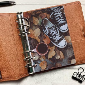 Herfst Converse-dashboard: past op A5, B6, Personal Wide, Personal, A6, pocket en miniringplanners. Beschermhoes.