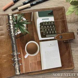 Tablero para máquina de escribir, café, maceta y libros. Compatible con agendas A5, B6, Personal Wide, Personal, A6, de bolsillo y minianillas. Funda protectora.