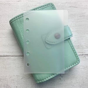 Miniseparadores Filofax transparentes y esmerilados. Organiza con pestañas laterales o superiores. Minimalistas y funcionales. Etiquetas adhesivas disponibles.