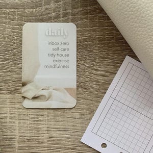 Aangepaste teksttaakkaart - linnen gordijnen - gepersonaliseerde taakkaart voor je planner - taken, routines en herinneringen toevoegen - functioneel, minimalistische decoratie