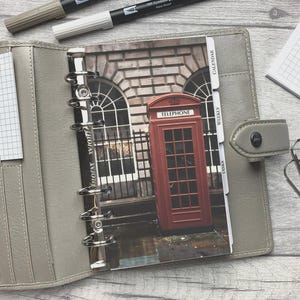 London Street - Tablica rozdzielcza Vintage Telephone Box - Pasuje do A5, B6, Personal Wide, Personal, A6, Pocket, Mini Ring Planners. Pokrowiec ochronny.
