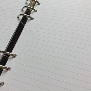 Papier avec ligné - Découpes et perforations pour une gamme de tailles d'agenda - Blanc brillant, papier lisse 28 lb, 100 gsm.