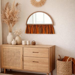 Puede incluir: Un letrero de madera rústica con el texto "Welcome to our home" en letras blancas. El letrero presenta un acabado envejecido y un diseño simple y acogedor, perfecto para la decoración de la entrada.