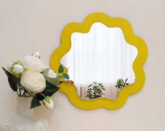Kleiner asymmetrischer Spiegel-Wanddekor gelb, unregelmäßiger runder Spiegel, flippiger dekorativer Spiegel, kreisförmiger gewellter Spiegel, süßes Dekor für die Wand