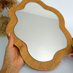 Espejo de pared con diseño de garabatos negros, espejo ovalado irregular con forma de estanque, espejo negro intenso con diseño ondulado, espejo asimétrico y moderno. imagen 4