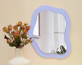 Piccolo specchio da parete salvia lavanda chiara, specchio cosmetico, specchio asimmetrico, specchio ondulato, decorazione a specchio per parete, specchio d'ingresso fatto a mano