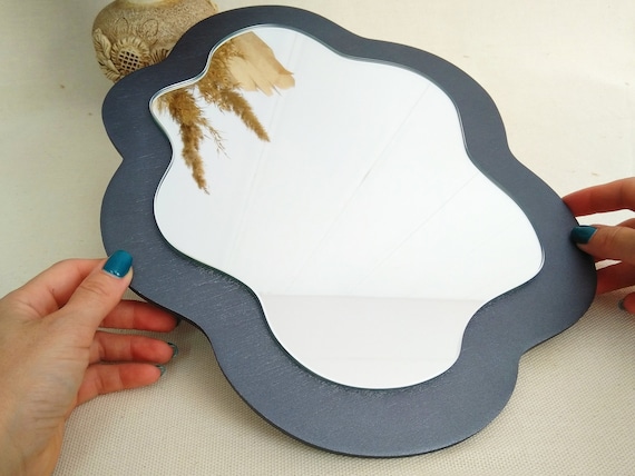 Specchio da parete ondulato ovale d'argento, specchio stagno asimmetrico,  specchio irregolare fresco, specchio scarabocchio scandinavo -  Italia
