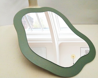 Petit miroir mural déco vert sauge, miroir de courtoisie, miroir asymétrique, miroir ondulé, décoration murale miroir pour mur, miroir d'entrée fait main olive