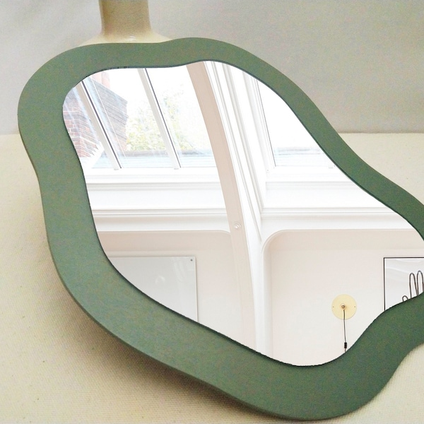 Petit miroir mural déco vert sauge, miroir de courtoisie, miroir asymétrique, miroir ondulé, décoration murale miroir pour mur, miroir d'entrée fait main olive