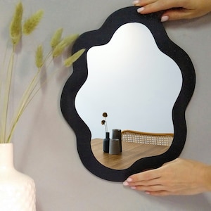 Decoração de parede com espelho ondulado preto pequeno, Espelho pequeno com rabiscos, Espelho oval irregular com formato de lago, Espelho assimétrico descolado, Espelho para presente de inauguração de casa