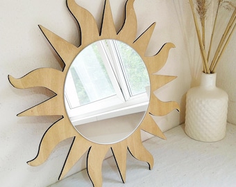 Specchio da parete beige a raggiera: cornice rotonda in legno, ideale per ingresso, camera da letto e arredamento in stile boho.