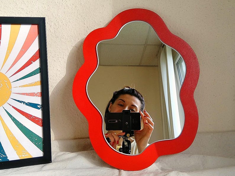 Espejo de pared con diseño de garabatos negros, espejo ovalado irregular con forma de estanque, espejo negro intenso con diseño ondulado, espejo asimétrico y moderno. Rojo