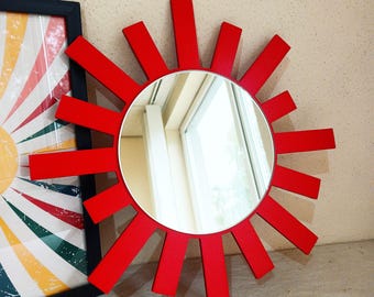 Odważne czerwone lustro w kształcie słońca – geometryczna dekoracja ścienna w stylu boho do salonu, sypialni lub przedpokoju