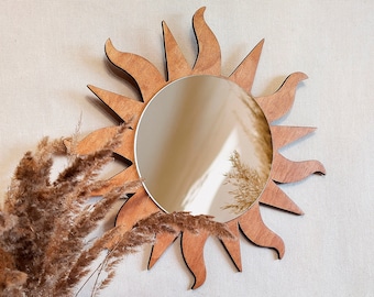 Brauner Sonnen-Wandspiegel, Holzsonne mit kleinem runden Spiegel, Sonnen-Boho-Spiegel mit gewellten Strahlen, Sunburst-Wanddekor
