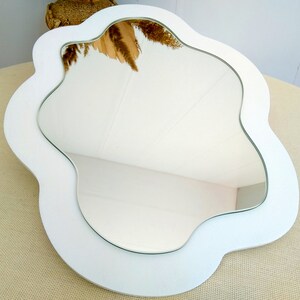 Espejo de pared con diseño de garabatos negros, espejo ovalado irregular con forma de estanque, espejo negro intenso con diseño ondulado, espejo asimétrico y moderno. imagen 6