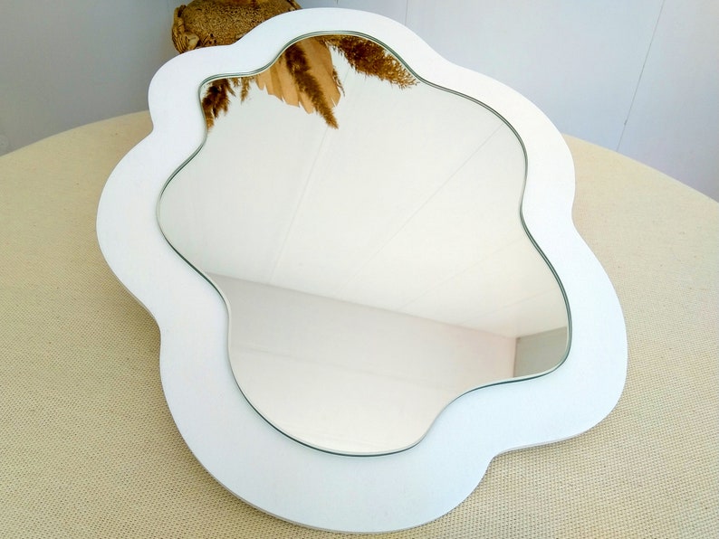 Espejo de pared con diseño de garabatos negros, espejo ovalado irregular con forma de estanque, espejo negro intenso con diseño ondulado, espejo asimétrico y moderno. imagen 6