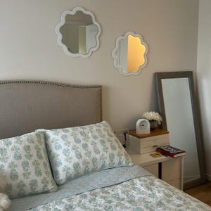 Espejo de pared irregular blanco moderno con marco de madera.