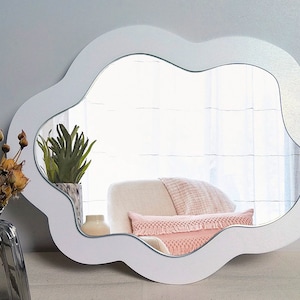 Gewellter Spiegel mit Wolke, ovaler verschnörkelter Spiegel fürs Kinderzimmer, asymmetrischer Deko-Spiegel, lustiger Spiegel, ästhetischer Raumakzent
