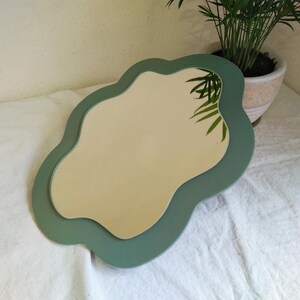 Specchio decorativo, specchio rosso, specchio fatto a mano, specchio d'accento, specchio ovale in legno, arredamento estetico per la stanza, specchio da trucco, piccolo specchio da parete immagine 11