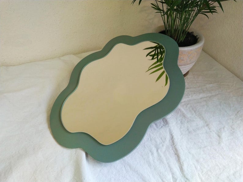 Specchio decorativo, specchio rosso, specchio fatto a mano, specchio d'accento, specchio ovale in legno, arredamento estetico per la stanza, specchio da trucco, piccolo specchio da parete immagine 11
