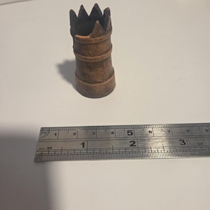 Puede incluir: Un juego de tres tazas de cerámica con acabado mate moteado. Las tazas son de color crema, gris claro y gris oscuro. Cada taza tiene un diseño simple y minimalista.