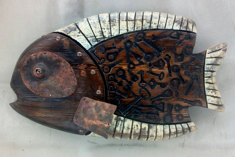 Хвойная рыба. Скульптура рыбы из дерева. Рыба из дерева своими руками. Стимпанк из дерева рыба. Африканская рыба из дерева.