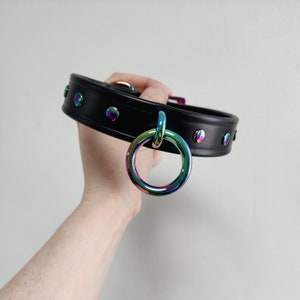 Collar con hebilla de tachuelas arcoíris, apto para veganos