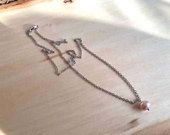 Light pink freshwater pearl pendant necklace in silver