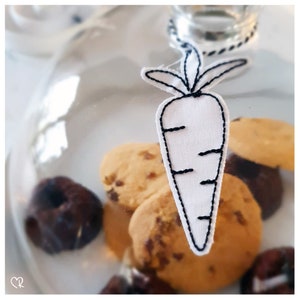 Carrot pendant, 10x10, one line