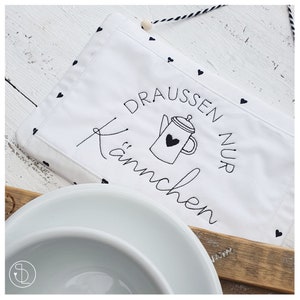Puede incluir: Toalla de cocina blanca con corazones bordados en negro y el texto "Draussen nur Kännchen".
