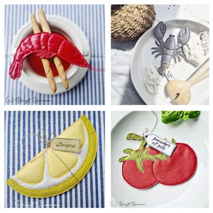 Puede incluir: Un collage de alimentos de fieltro: un camarón rojo con palitos de pan en un cuenco, una langosta gris en un plato, una rodaja de limón con una etiqueta "Limone" y dos tomates rojos con una etiqueta "pomodori al sole".