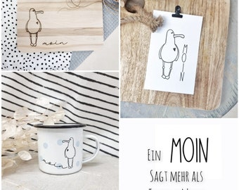 Pode incluir: Um conjunto de três itens com uma ilustração em preto e branco de uma gaivota com um coração no peito. Os itens incluem uma tábua de cortar de madeira com a palavra "moin" gravada nela, um cartão branco com a palavra "moin" escrita verticalmente e uma caneca de esmalte branco com bolinhas azuis e a palavra "moin" escrita nela.