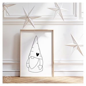 Könnte beinhalten: Eine Schwarzweiß-Zeichnung eines Gnoms mit einem Herzen auf seinem Hut. Der Gnom befindet sich in einem Rahmen an einer weißen Wand mit weißen Papiersternen, die von der Decke hängen.