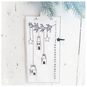 Può includere: Un'illustrazione in bianco e nero di un calendario dell'avvento con un design semplice. Il calendario presenta un ramo con stelle e case appese, numerate da 1 a 24.
