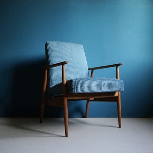 Fauteuil vintage Mid Century, en velours bleu rayé, restauré