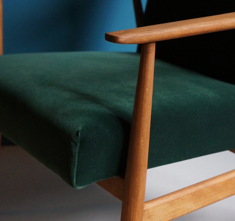 Vintage Sessel aus Mid Century, grüner Samtbezug, innen und außen Messing, restauriert Bild 8