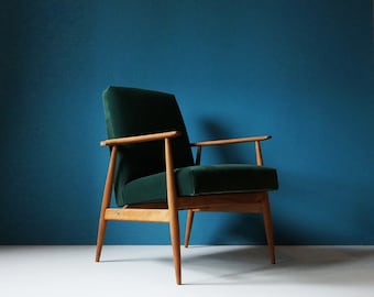 Fauteuil vintage du milieu du siècle, capitonnage en velours vert, finitions en laiton, restauré