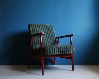 Poltrona vintage, legno rosso, velluto a coste verde bottiglia, restaurata
