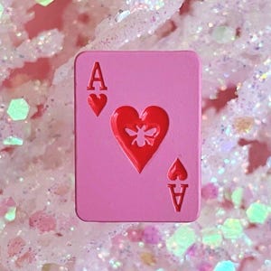 Ace of Hearts zacht emaille pin, schattige roze en rode snoepkleurige pokerkaart speelkaart 0,75 inch minibordvuller reversspeld met bijdetail