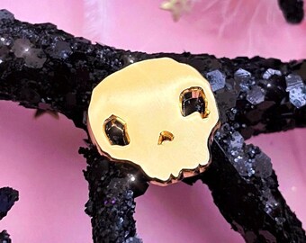 Golden Skull Lapel Pin, Mini Gold Metal Finish Memento Mori Goth Horror Skeleton Halloween Cute Miniature 0.63 inch Board Filler Brooch Pin