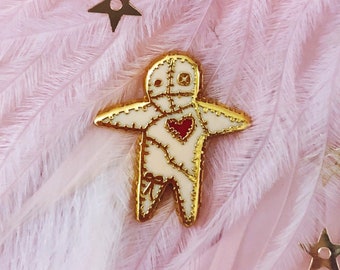 Voodoo-docka Mini Rött Hjärta Guldfinish Hård Emaljnål, Liten Sydd Makaber Söt Spöklik Halloween Liten Kavajnål, 0,75 tum. Pappfyllning